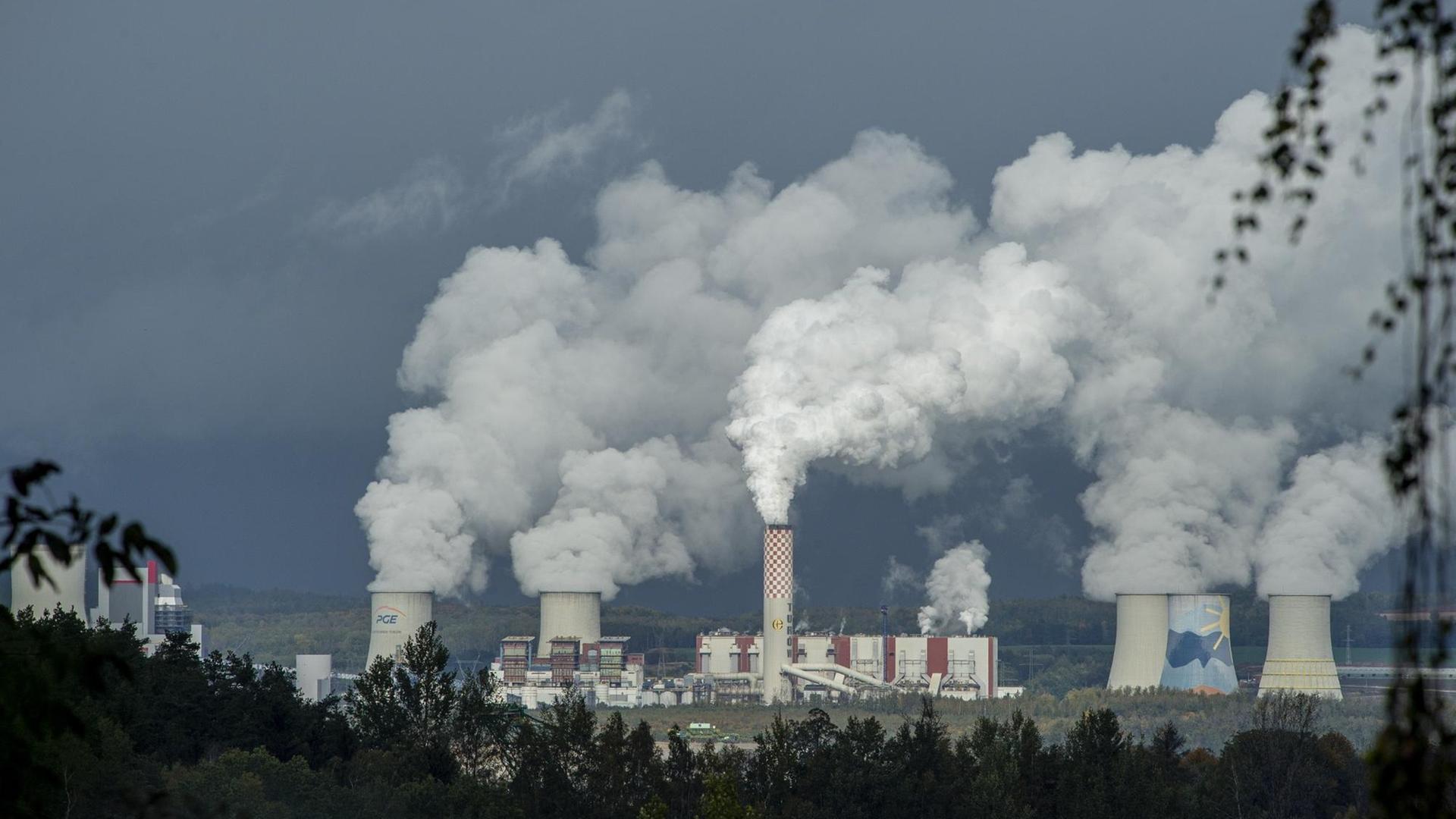 Das Turow-Werk das 8 Prozent der polnischen Energieversorgung erzeugt. Der Eigentümer beider Anlagen, die PGE Group, plant, den Abbau am Standort bis 2044 fortzusetzen.Die Turow-Mine befindet sich in der Nähe der tschechischen und deutschen Grenze. Das Turow-Werk das 8 Prozent der polnischen Energieversorgung erzeugt. Der Eigentümer beider Anlagen, die PGE Group, plant, den Abbau am Standort bis 2044 fortzusetzen.Die Turow-Mine befindet sich in der Nähe der tschechischen und deutschen Grenze.
