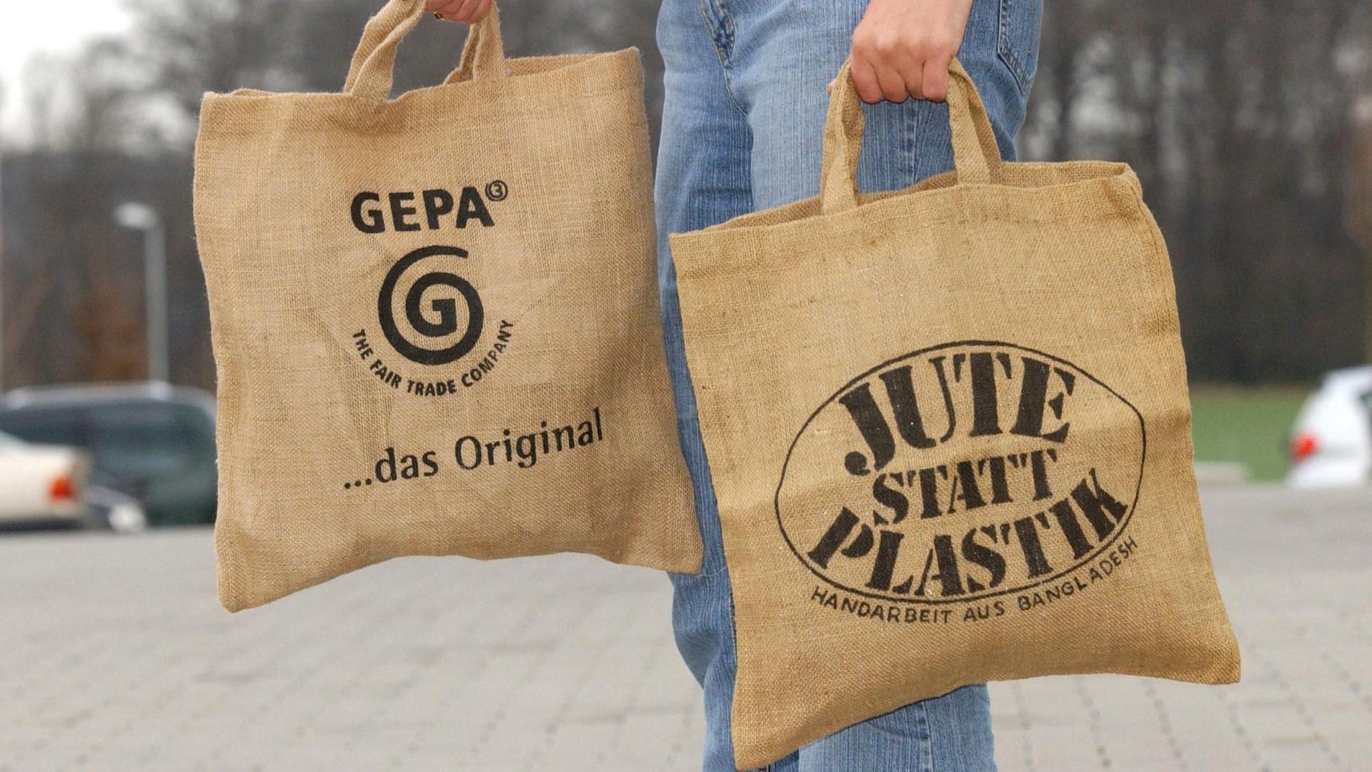 Das Original: Die Jute-Tasche mit dem Aufdruck "Jute statt Plastik" (rechts) und eine neuere Version aus dem Jahr 2008. Das Original: Die Jute-Tasche mit dem Aufdruck "Jute statt Plastik" (rechts) und eine neuere Version aus dem Jahr 2008.