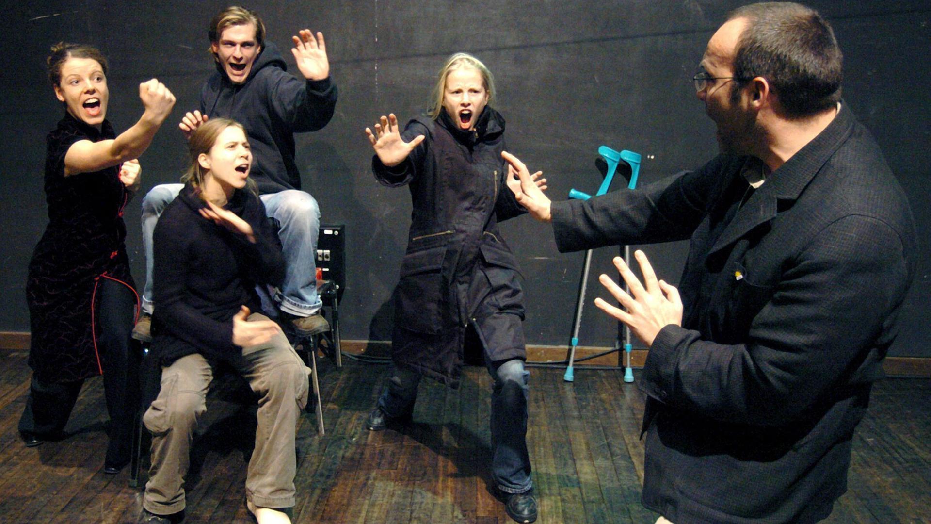In der Rostocker Hochschule für Musik und Theater (HMT) übt der Schauspieldozent Olaf Hilliger (r) mit den Studenten Julianna Herzber, Anne Breitfeld, Johannes Quester und Susanne Bormann (l-r) für das Stück "Electra" von Sophokles. Die Hochschule feiert am 13.01.2004 ihr zehnjähriges Bestehen. Sie ist im Gemäuer eines ehemaligen Franziskaner-Klosters aus dem frühen 13. Jahrhundert untergebracht. Die rund 450 Studenten kommen aus 35 Nationen. 20 Professoren geben Kurse und Konzerte auf der ganzen Welt und sind in Italien, Frankreich, Japan und China, Amerika und Chile zu Gast. Längst versteht sich die HMT als "Elite-Hochschule" im Kleinen. In der Rostocker Hochschule für Musik und Theater (HMT) übt der Schauspieldozent Olaf Hilliger (r) mit den Studenten Julianna Herzber, Anne Breitfeld, Johannes Quester und Susanne Bormann (l-r) für das Stück "Electra" von Sophokles. Die Hochschule feiert am 13.01.2004 ihr zehnjähriges Bestehen. Sie ist im Gemäuer eines ehemaligen Franziskaner-Klosters aus dem frühen 13. Jahrhundert untergebracht. Die rund 450 Studenten kommen aus 35 Nationen. 20 Professoren geben Kurse und Konzerte auf der ganzen Welt und sind in Italien, Frankreich, Japan und China, Amerika und Chile zu Gast. Längst versteht sich die HMT als "Elite-Hochschule" im Kleinen.