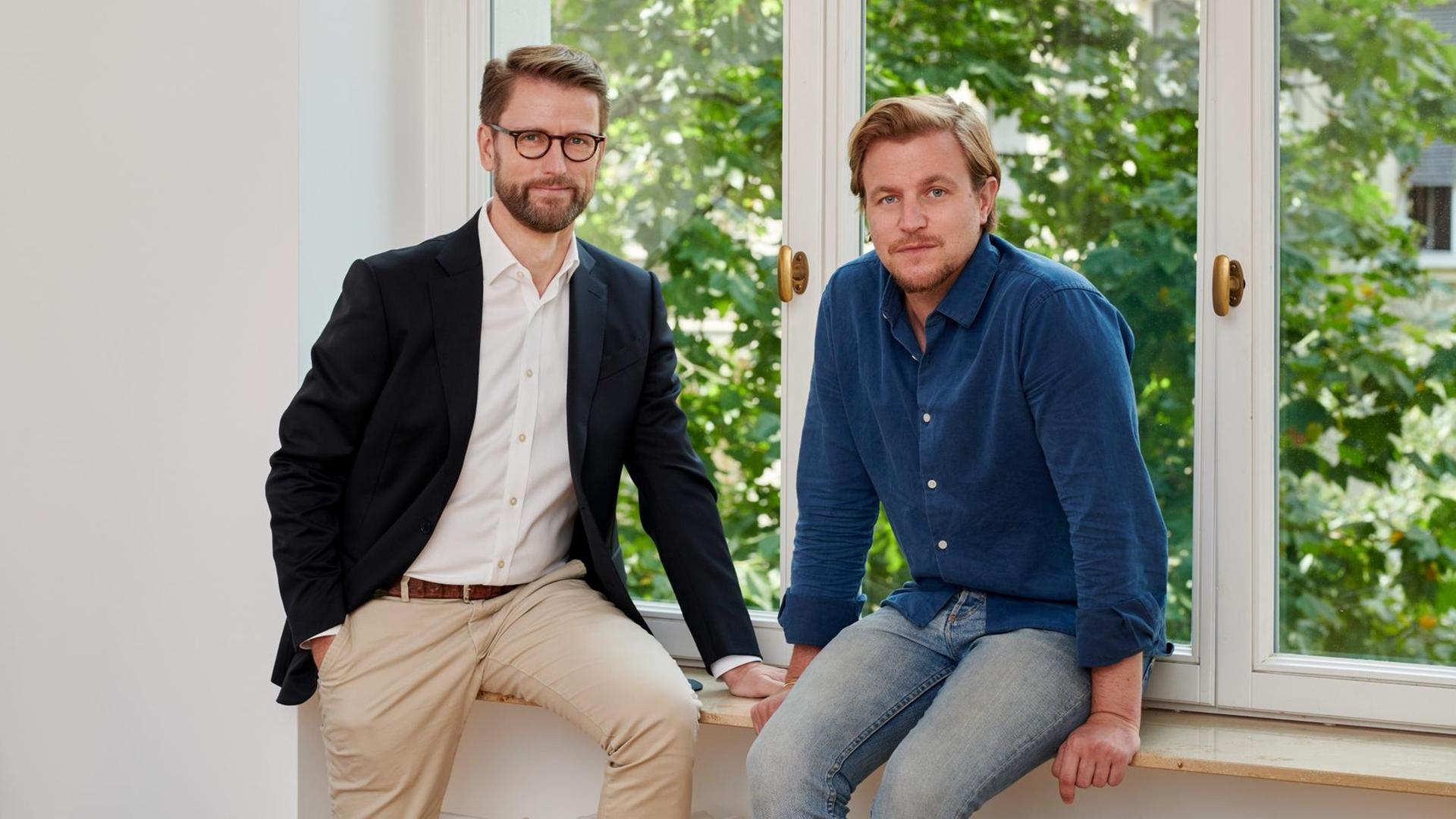 Die zwei Geschäftsführer von Aurora Europe Axel Gille und Philip Schetter stehen vor einem Fenster Die zwei Geschäftsführer von Aurora Europe Axel Gille und Philip Schetter stehen vor einem Fenster