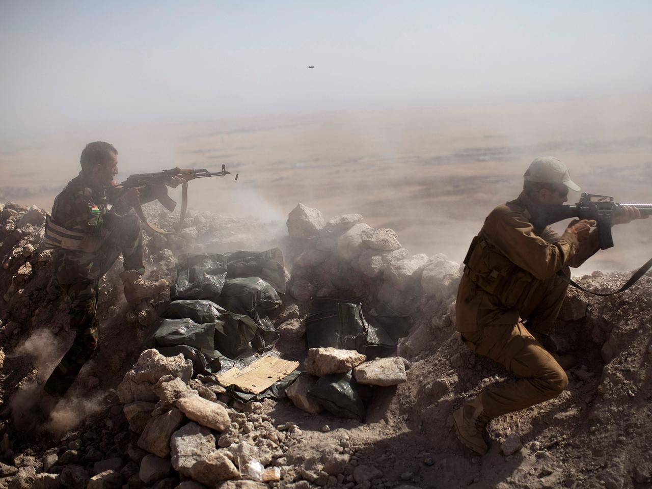 Kurdische Peschmerga kämpfen am 9. September 2014 im Irak gegen die Terrormiliz Islamischer Staat.