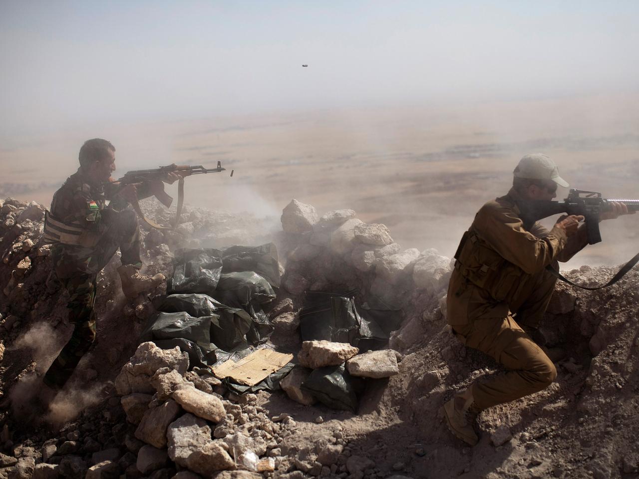 Kurdische Peschmerga kämpfen am 9. September 2014 im Irak gegen die Terrormiliz Islamischer Staat. Kurdische Peschmerga kämpfen am 9. September 2014 im Irak gegen die Terrormiliz Islamischer Staat.