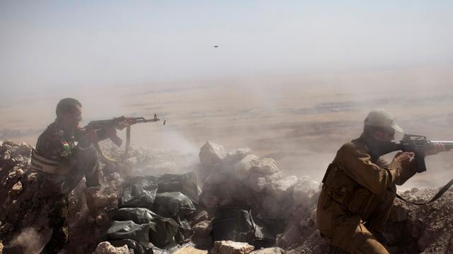 Kurdische Peschmerga kämpfen am 9. September 2014 im Irak gegen die Terrormiliz Islamischer Staat.