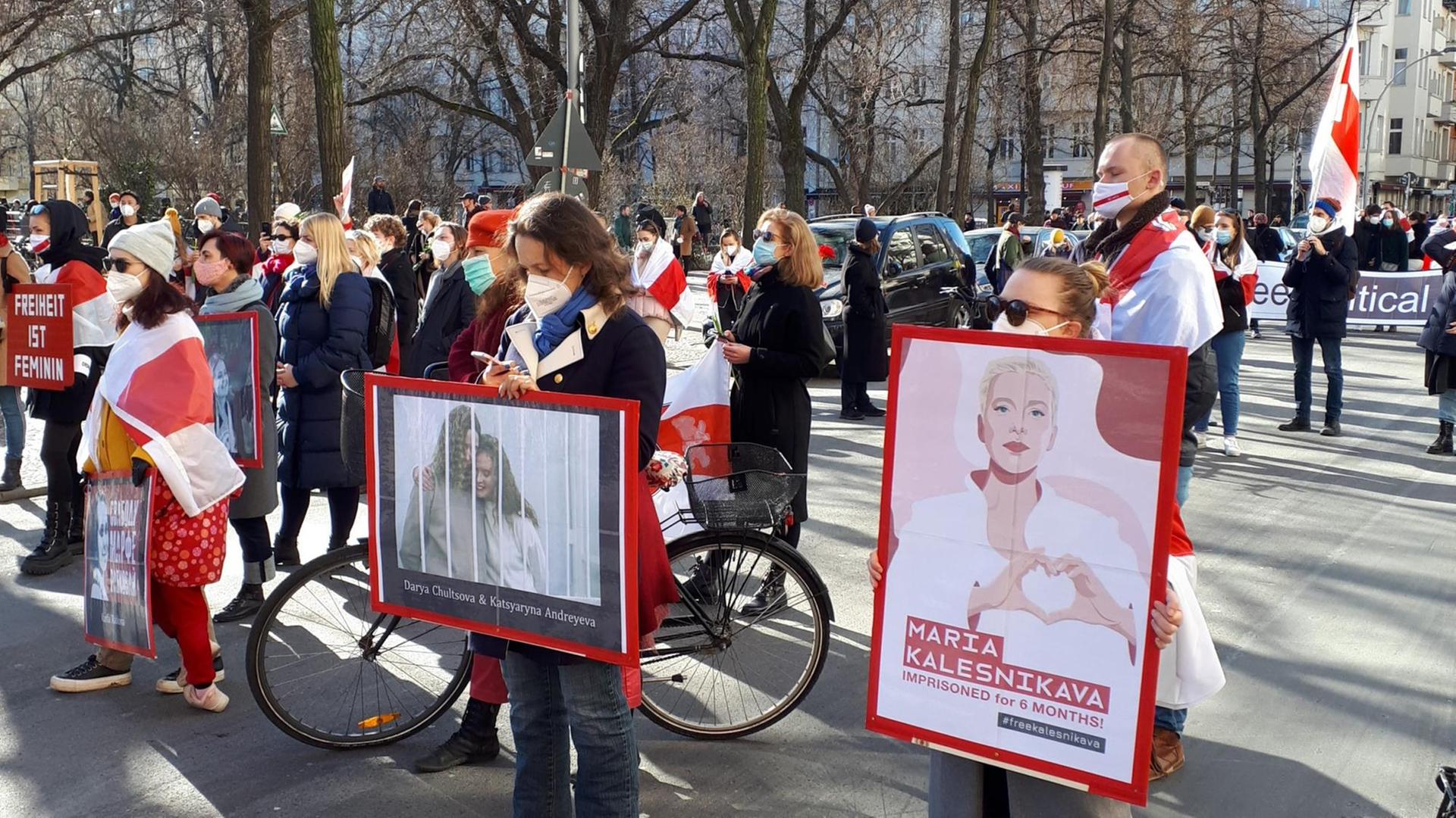 Demonstrantenzug mit weiß-rot-weißen Fahnen und Bildern von Oppositionellen in Berlin. Demonstrantenzug mit weiß-rot-weißen Fahnen und Bildern von Oppositionellen in Berlin.