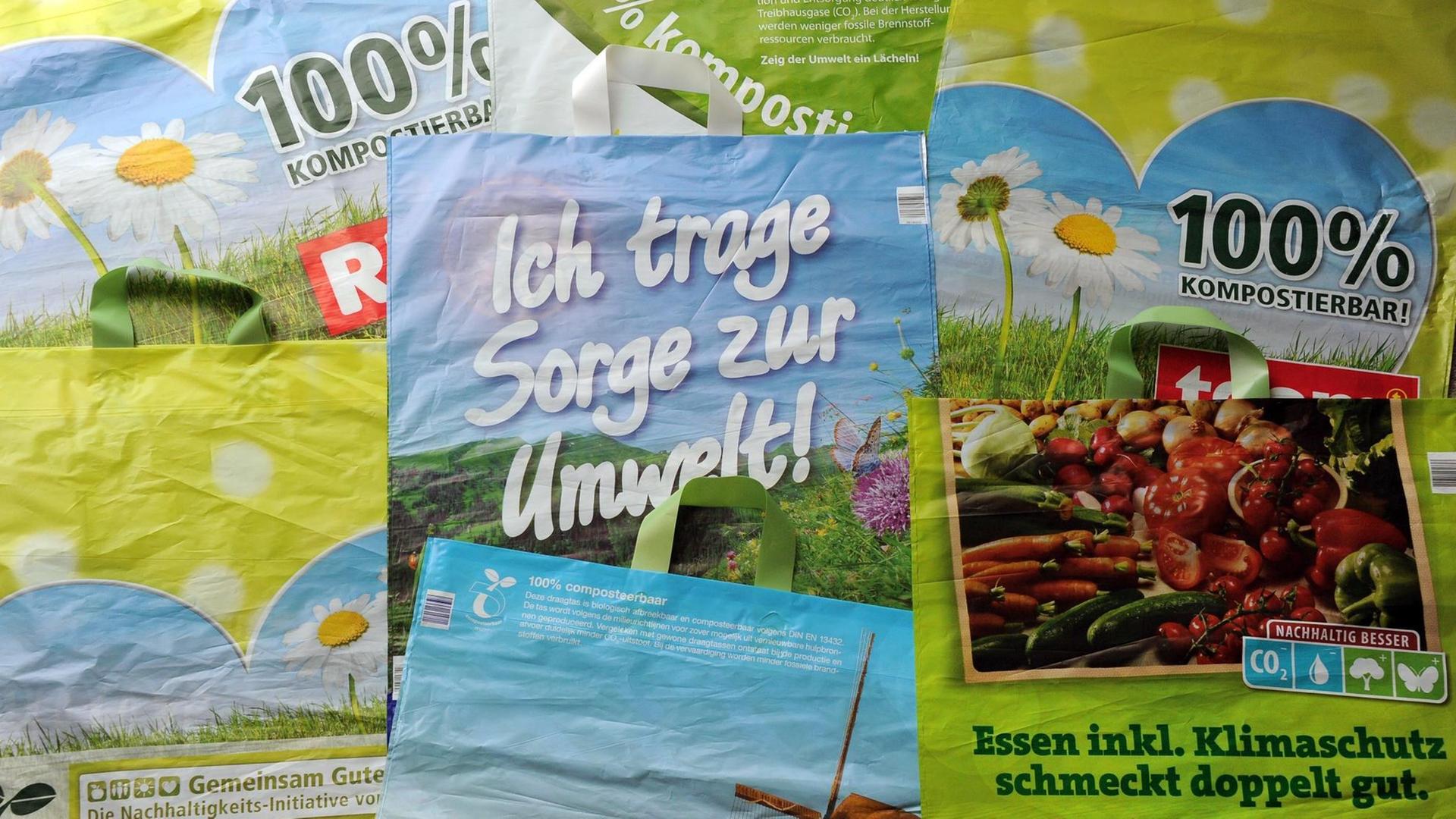 Eine Auswahl biologisch abbaubarer Tragetüten liegt im Ruppiner Papier und Folienwerk GmbH in Neuruppin auf einem Tisch. Eine Auswahl biologisch abbaubarer Tragetüten liegt im Ruppiner Papier und Folienwerk GmbH in Neuruppin auf einem Tisch.