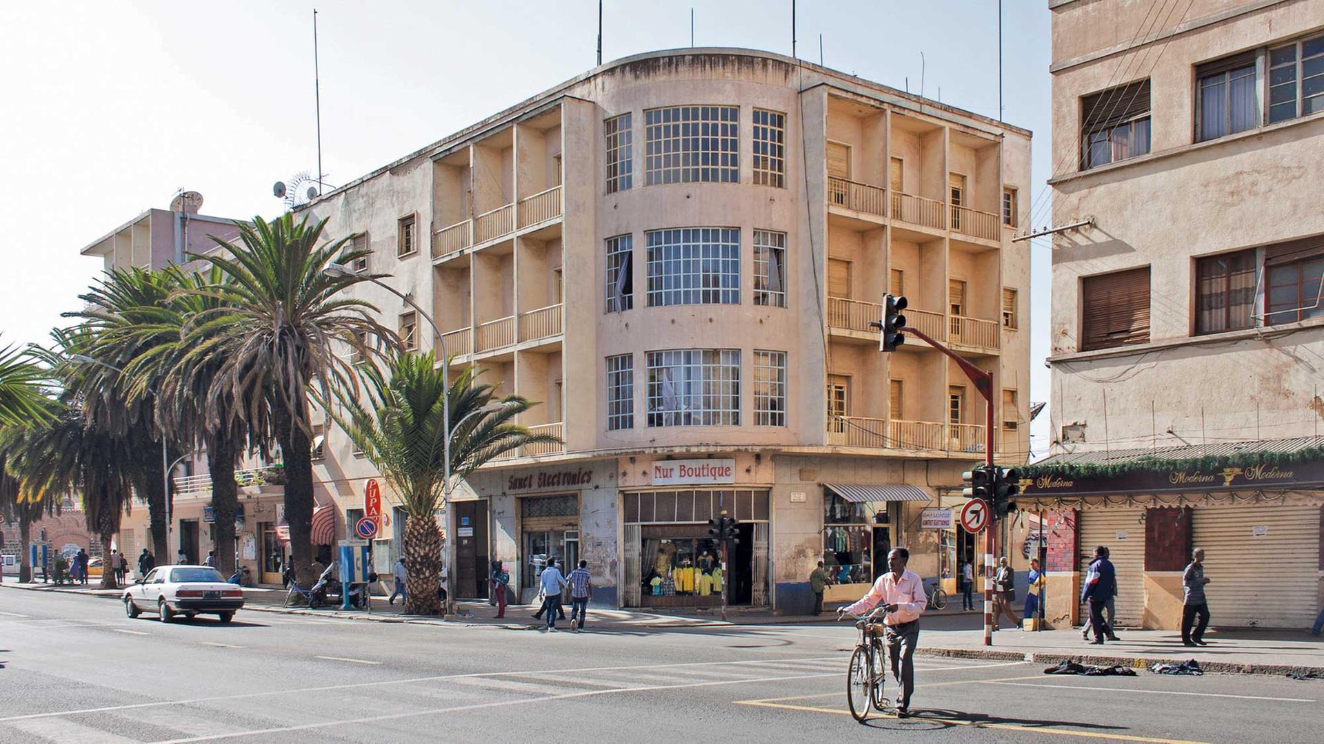Fotografie "A building from the 1930s on Harnet Avenue" aus dem Buch "Architecture in Asmara - Colonial Origin and Postcolonial Experiences", DOM Verlag Fotografie "A building from the 1930s on Harnet Avenue" aus dem Buch "Architecture in Asmara - Colonial Origin and Postcolonial Experiences", DOM Verlag