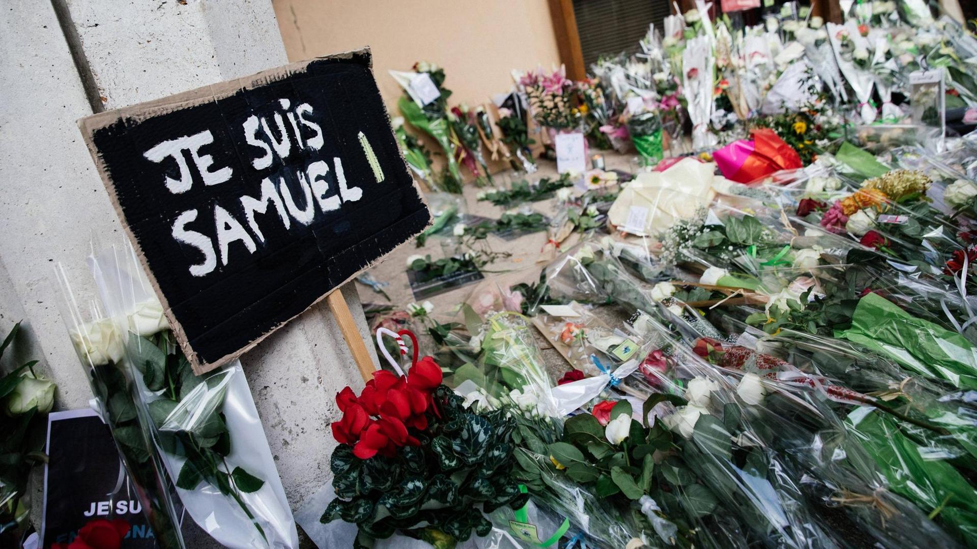 News Bilder des Tages Gathering in front of the college after the assassination of Samuel Paty. In the aftermath of the assassination of teacher Samuel Paty, many people came to pay tribute to him in front of the Bois d Aulne school, where he taught. Bouquets of flowers and expressions of sympathy were laid in front of the entrance to the school. Conflans-Sainte-Honorine, 17 October 2020. News Bilder des Tages Gathering in front of the college after the assassination of Samuel Paty. In the aftermath of the assassination of teacher Samuel Paty, many people came to pay tribute to him in front of the Bois d Aulne school, where he taught. Bouquets of flowers and expressions of sympathy were laid in front of the entrance to the school. Conflans-Sainte-Honorine, 17 October 2020.