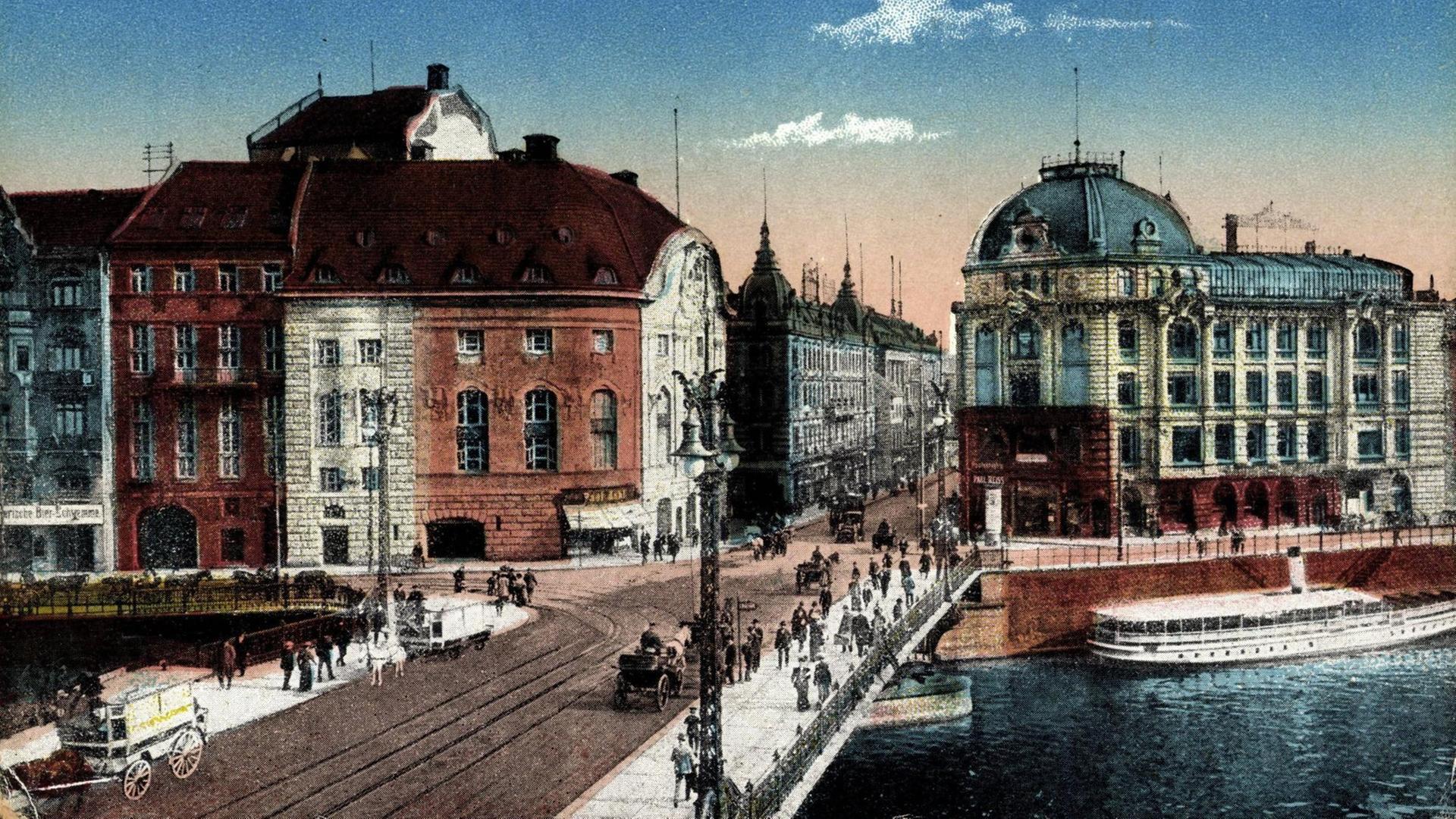Eine kolorierte Postkarte zeigt die Weidendammer Brücke in Berlin, links Komische Oper, ca. 1935 Eine kolorierte Postkarte zeigt die Weidendammer Brücke in Berlin, links Komische Oper, ca. 1935
