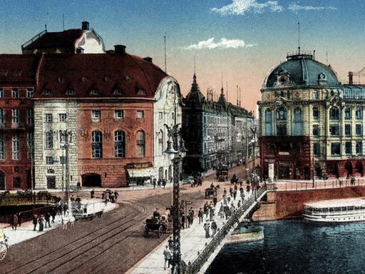 Eine kolorierte Postkarte zeigt die Weidendammer Brücke in Berlin, links Komische Oper, ca. 1935