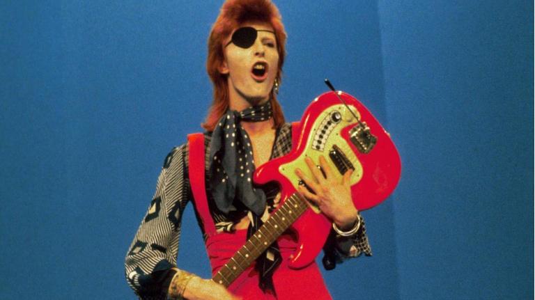 David Bowie 1976 im Ziggy-Stardust-Outfit.