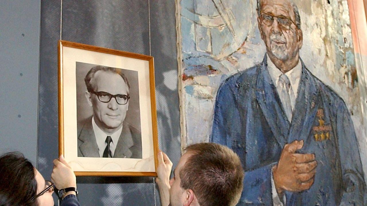Ein Foto des früherenDDR/SED-Chefs Erich Honecker neben einem Gemälde von dessen Vorgänger Walter Ulbricht