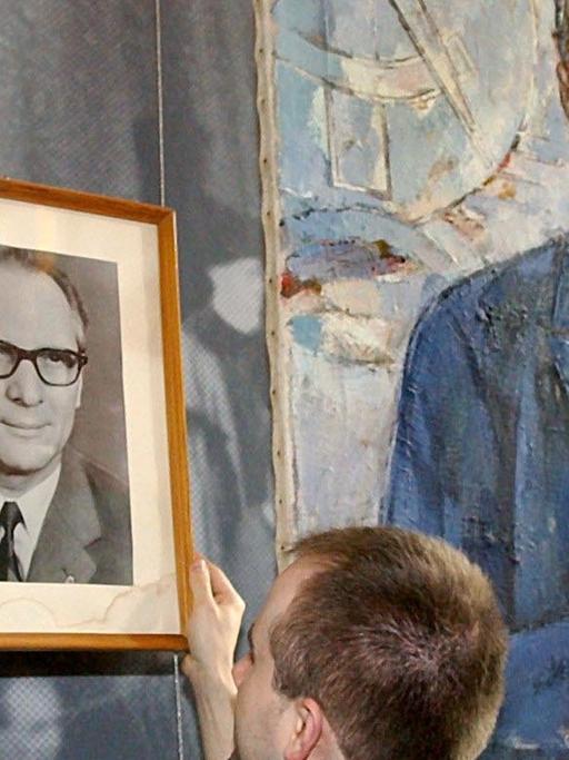 Ein Foto des früherenDDR/SED-Chefs Erich Honecker neben einem Gemälde von dessen Vorgänger Walter Ulbricht