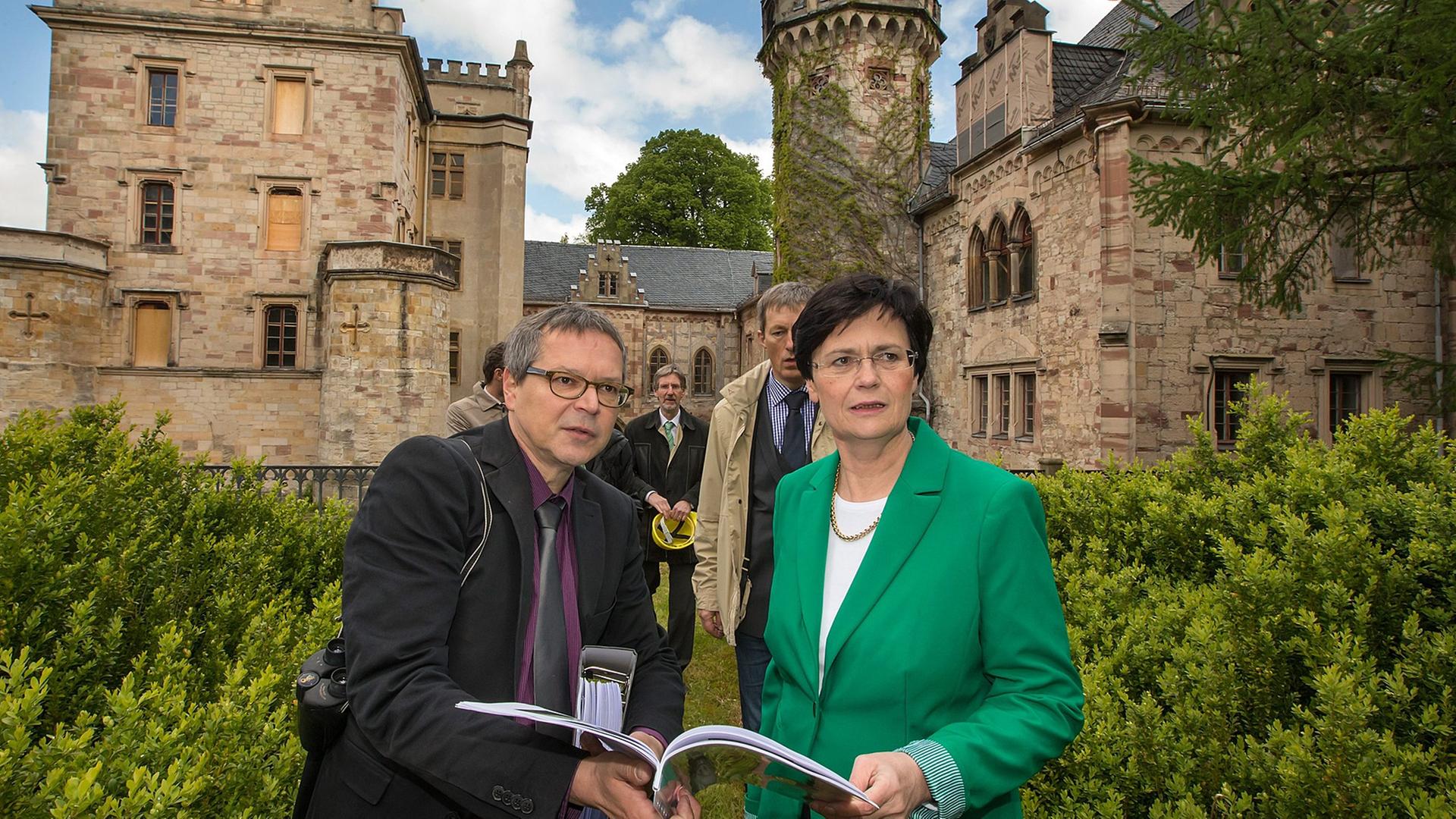 Landesdenkmalpfleger Holger Reinhardt zeigt Thüringens Ministerpräsidentin Christine Lieberknecht (CDU) auf Schloss Reinhardsbrunn historische Aufnahmen des vom Verfall bedrohten Denkmals. Landesdenkmalpfleger Holger Reinhardt zeigt Thüringens Ministerpräsidentin Christine Lieberknecht (CDU) auf Schloss Reinhardsbrunn historische Aufnahmen des vom Verfall bedrohten Denkmals.
