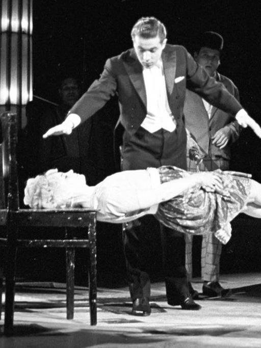 Der russische Magier Igo Kio lässt auf der Bühne eine Frau schweben.