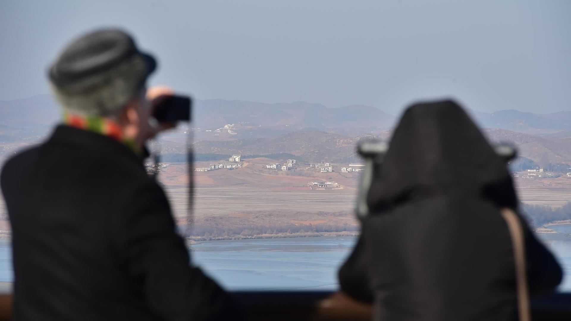 Vom Beobachtungsposten nahe der demilitarisierten Grenzzone blicken Besucher aufs Nachbarland Nordkorea. Vom Beobachtungsposten nahe der demilitarisierten Grenzzone blicken Besucher aufs Nachbarland Nordkorea.