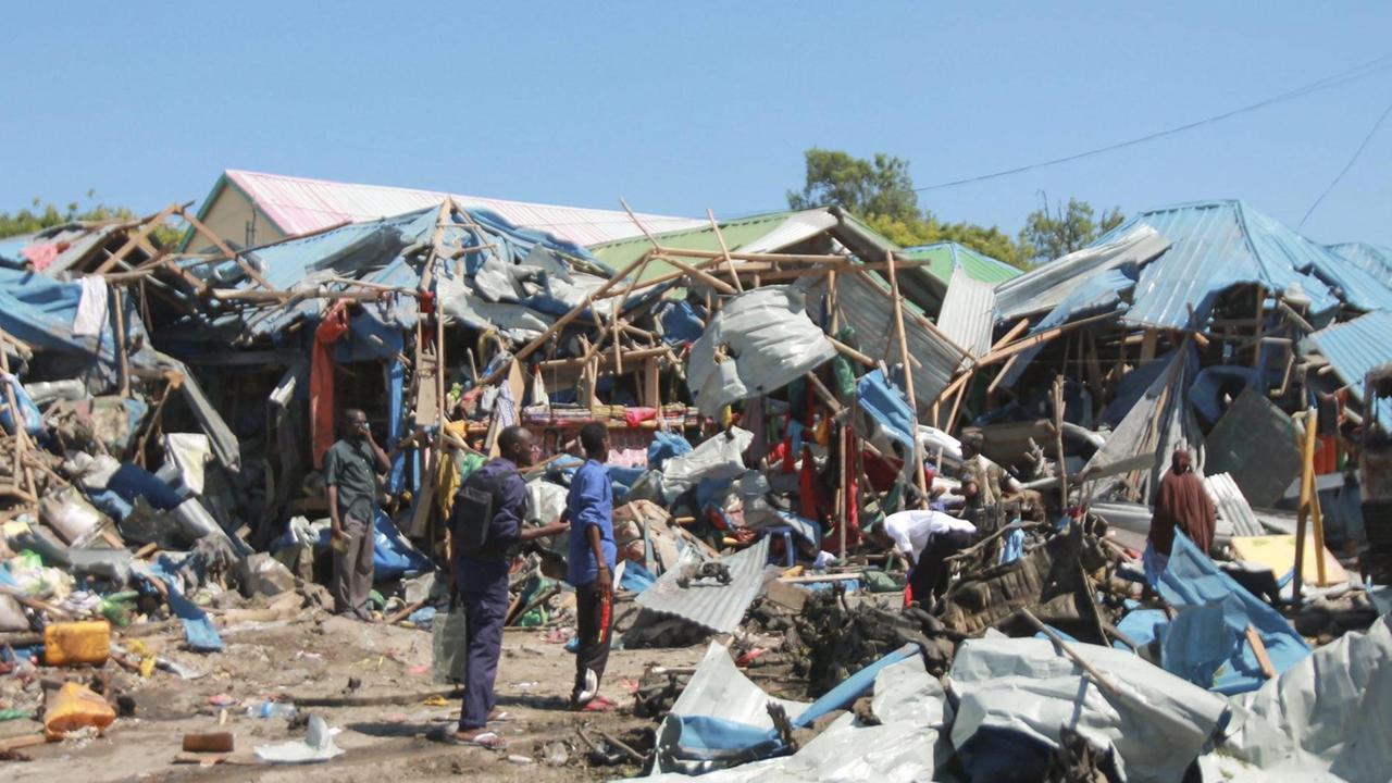 Das Bild zeigt zerstörte Gebäude und Objekte nach einer Autobomben-Explosion in Mogadischu.