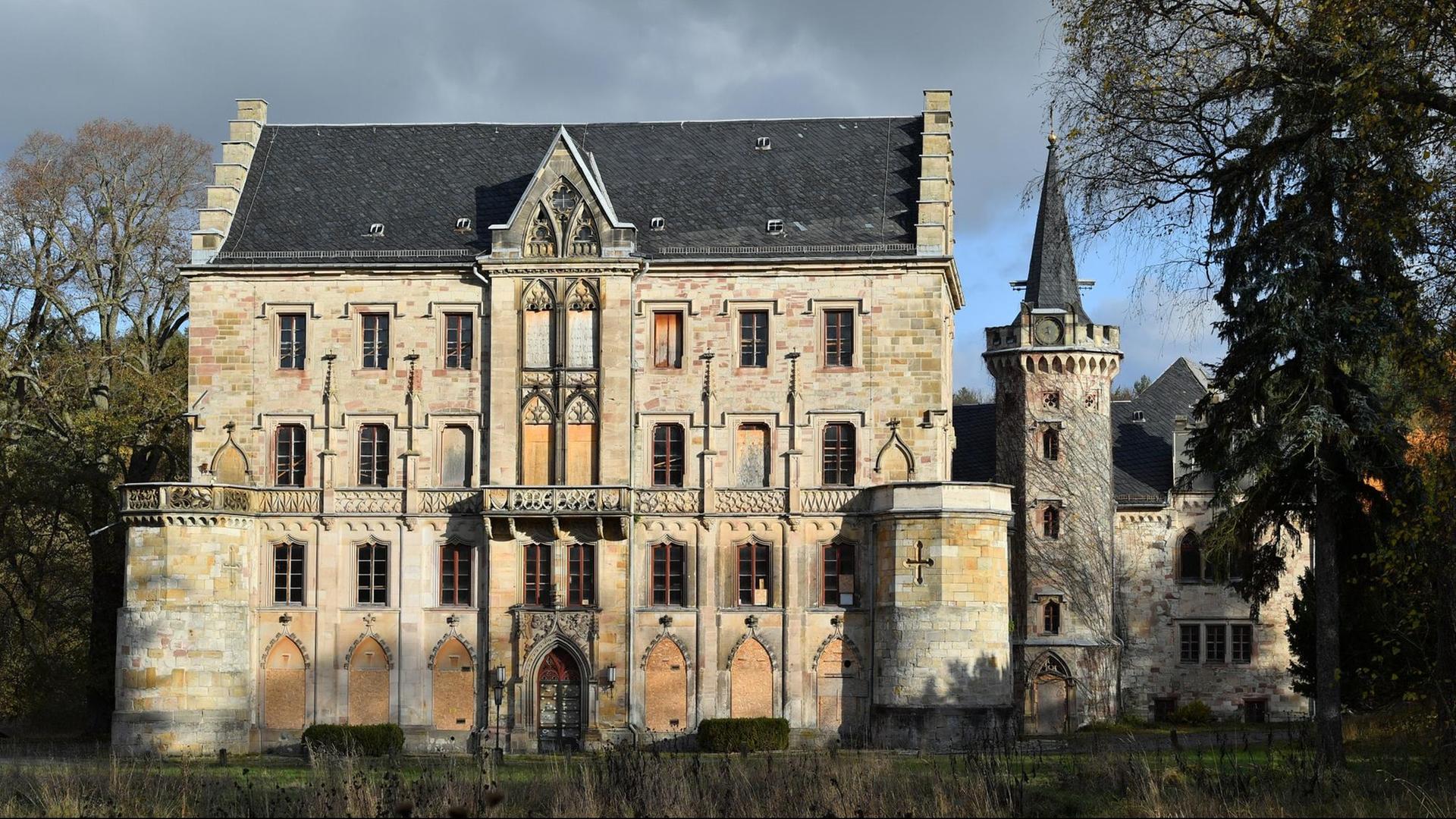 Eine Aufnahme von Schloss Reinhardsbrunn im Herbst. Eine Aufnahme von Schloss Reinhardsbrunn im Herbst.