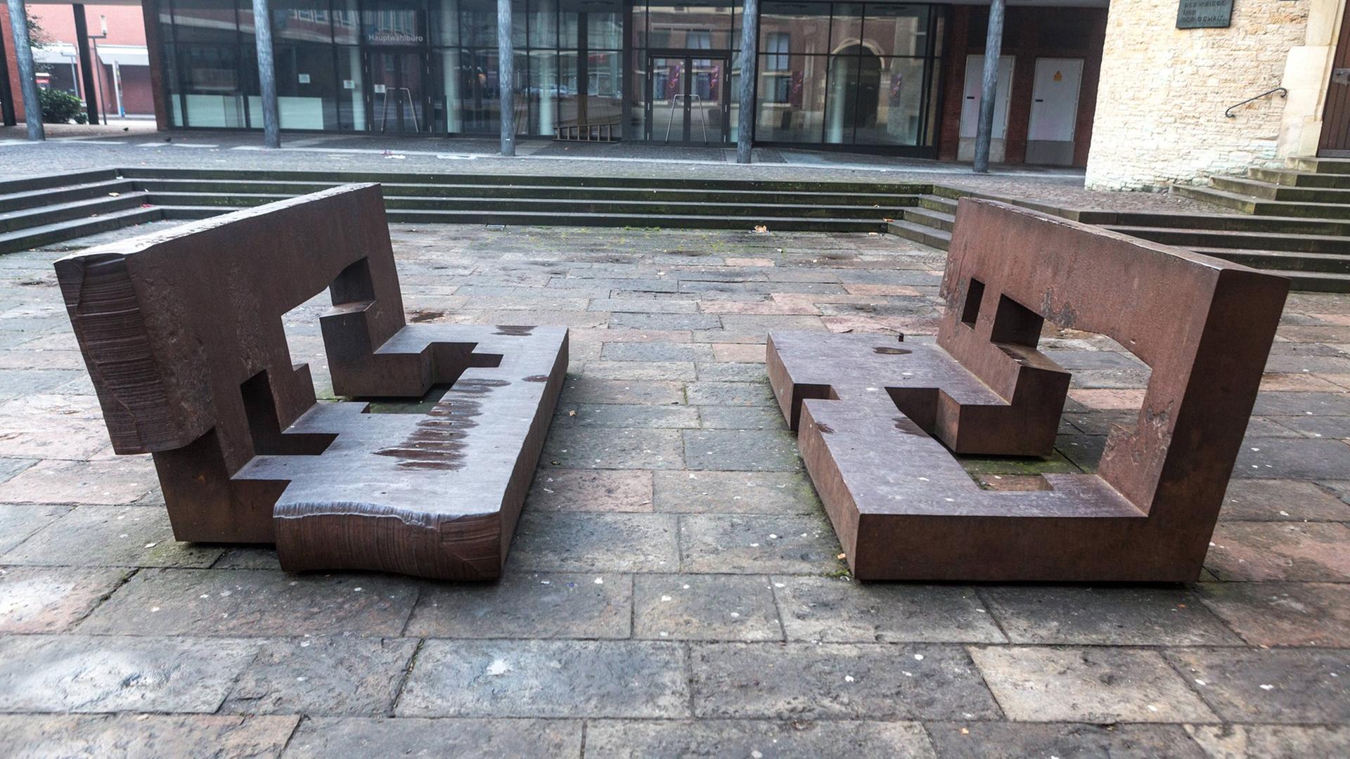 Die Skulptur "Toleranz durch Dialog" des baskischen Bildhauers Eduardo Chillida auf dem Rathausinnenhof in Münster am 1.1.2015