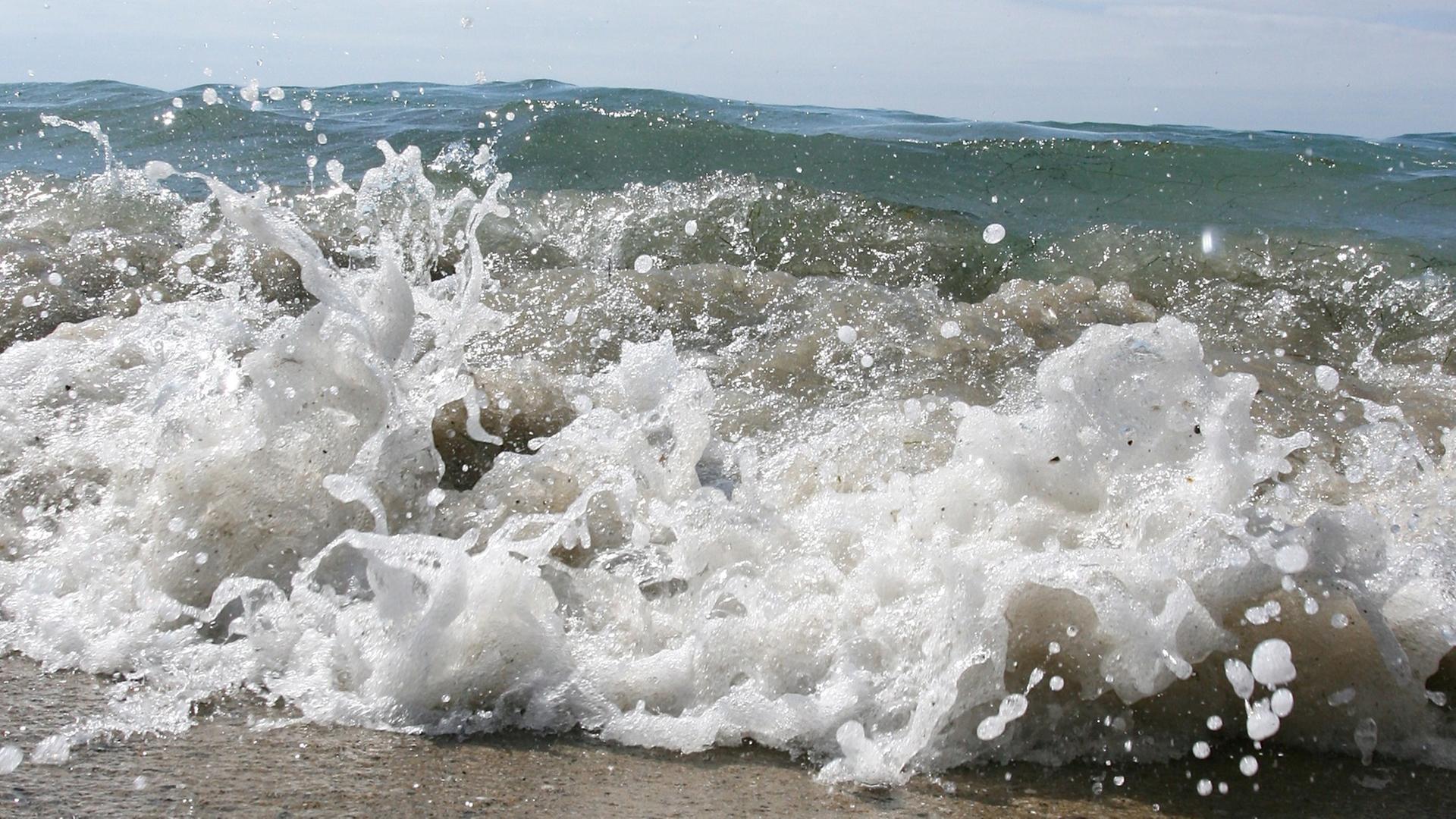 Kleine Welle am Strand Kleine Welle am Strand