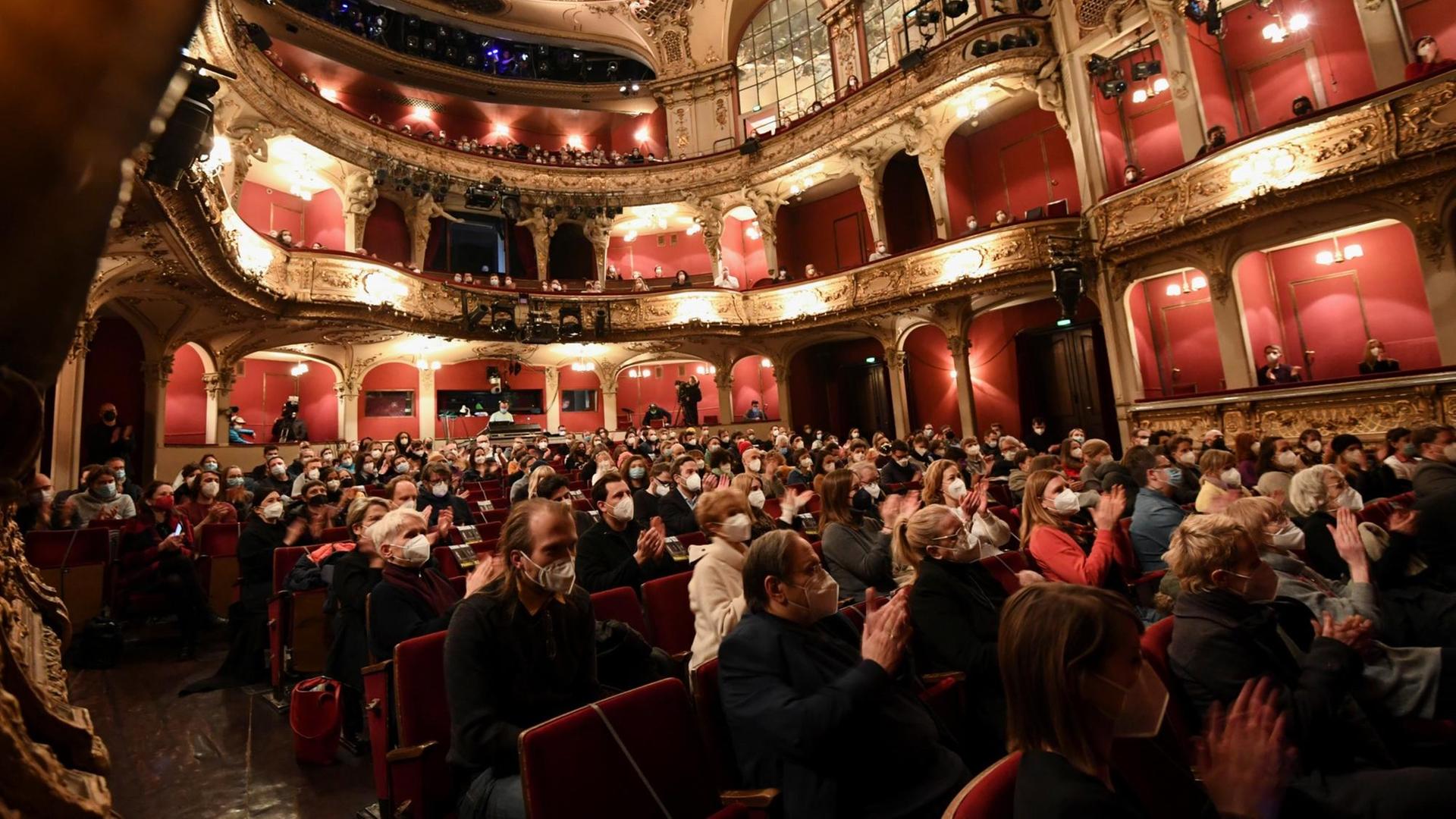 Blick ins Publikum des Berliner Ensembles bei der Vorstellung "Panikherz" im Rahmen des Berliner Modellprojekts während der Coronapandemie. Blick ins Publikum des Berliner Ensembles bei der Vorstellung "Panikherz" im Rahmen des Berliner Modellprojekts während der Coronapandemie.