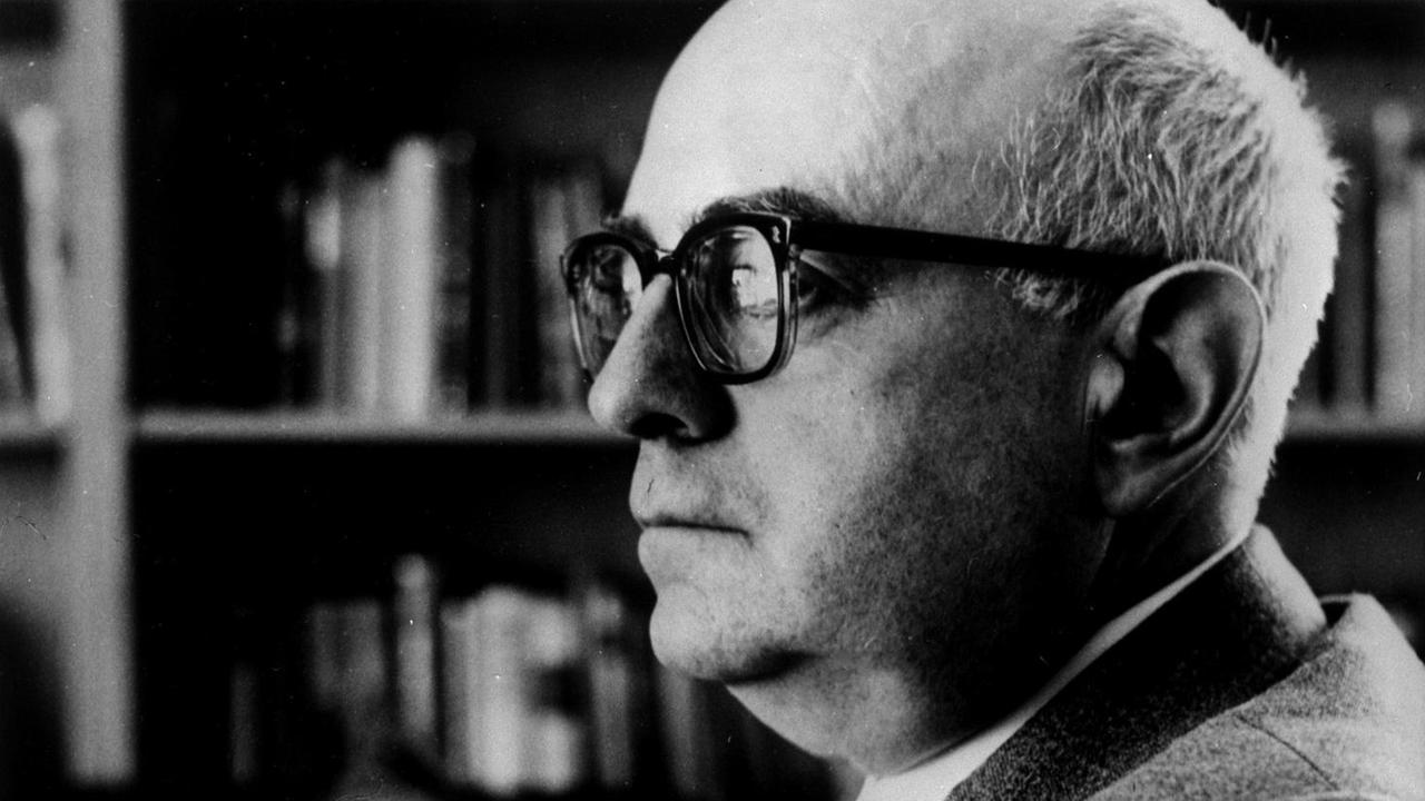 Theodor Adorno / Foto um 1960 Adorno, Theodor, frueher Wiesengrund A.; Philosoph und Soziologe, Musiktheoreti- ker und Komponist; Frankfurt a.M. 11.9. 1903 - Visp (Kt.Wallis) 6.8.1969. Portraetaufnahme, um 1960. |
