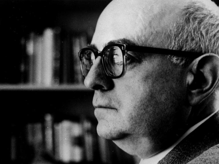 Theodor Adorno / Foto um 1960 Adorno, Theodor, frueher Wiesengrund A.; Philosoph und Soziologe, Musiktheoreti- ker und Komponist; Frankfurt a.M. 11.9. 1903 - Visp (Kt.Wallis) 6.8.1969. Portraetaufnahme, um 1960. |