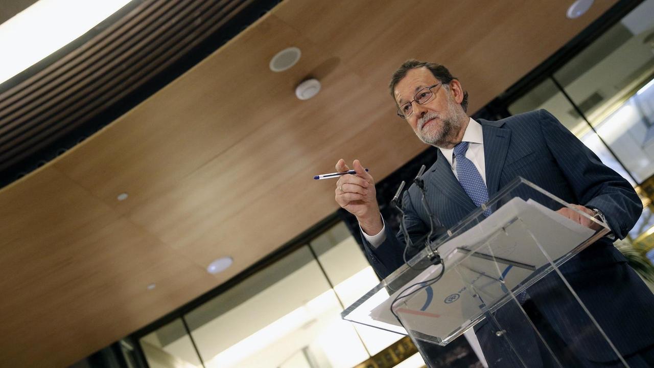 Spaniens amtierender Ministerpräsident Mariano Rajoy gibt nach einem Treffen mit Ciudadanos-Chef Albert Rivera in Madrid eine Pressekonferenz. Spaniens amtierender Ministerpräsident Mariano Rajoy gibt nach einem Treffen mit Ciudadanos-Chef Albert Rivera in Madrid eine Pressekonferenz.