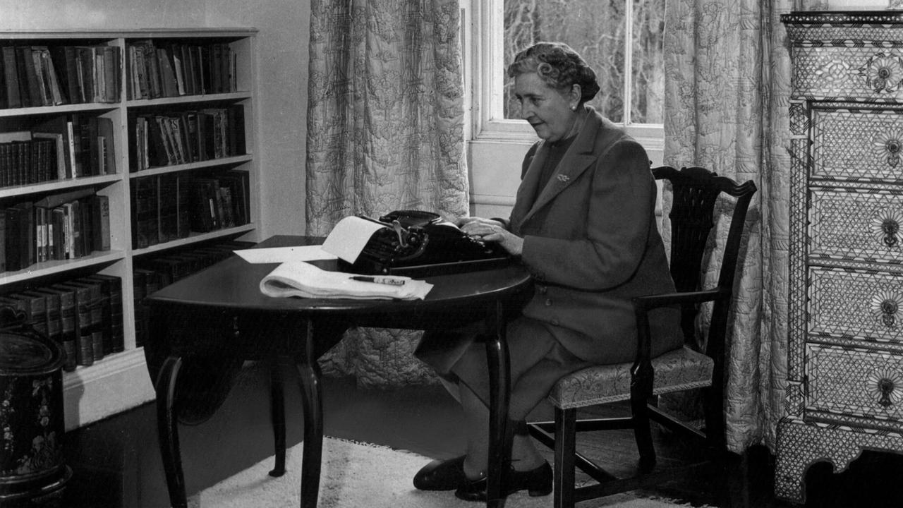 Die englische Schriftstellerin Agatha Christie in ihrem Haus Greenway House in Devonshire an der Schreibmaschine im Januar 1953. Die englische Schriftstellerin Agatha Christie in ihrem Haus Greenway House in Devonshire an der Schreibmaschine im Januar 1953.