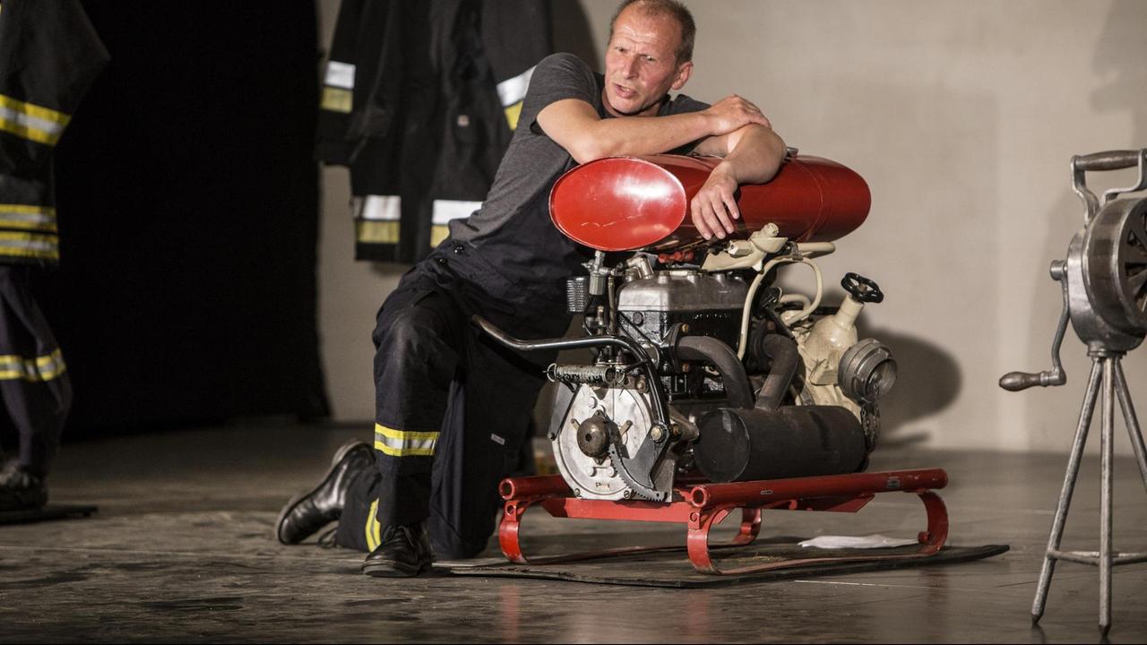 Der Schauspieler Jens-Uwe Bogadtke in der Rolle des Einsatzleiters der Freiwilligen Feuerwehr im Theaterstück "Die Feuerwehr ist da".