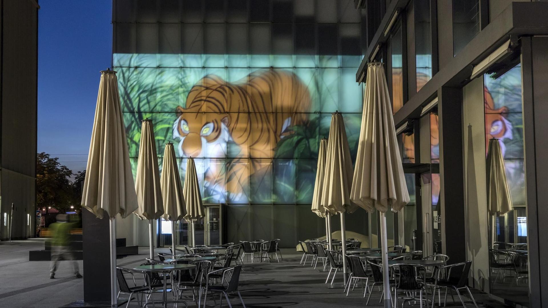 Die reine Notwendigkeit / The Pure Necessity, 2016. Installationsansicht Fassade, Kunsthaus Bregenz, 2018 Die reine Notwendigkeit / The Pure Necessity, 2016. Installationsansicht Fassade, Kunsthaus Bregenz, 2018