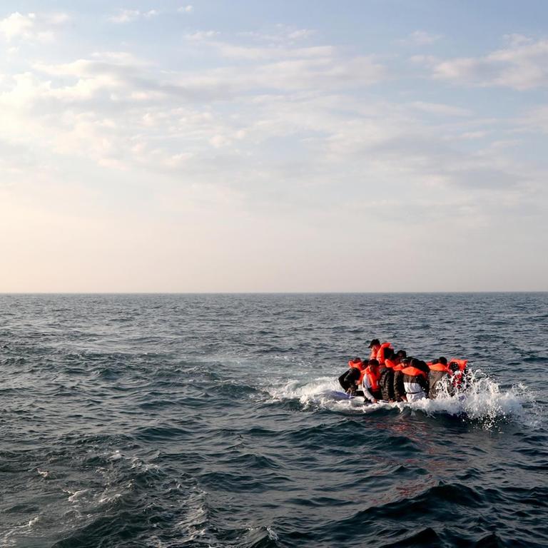 Großbritannien, Dover: Eine Gruppe von mutmaßlichen Migranten überquert den Ärmelkanal in einem kleinen Boot in Richtung Dover. Die Zahl der Flüchtenden über den Ärmelkanal zwischen Frankreich und Großbritannien hat im Juni ein neues Rekordhoch erreicht.