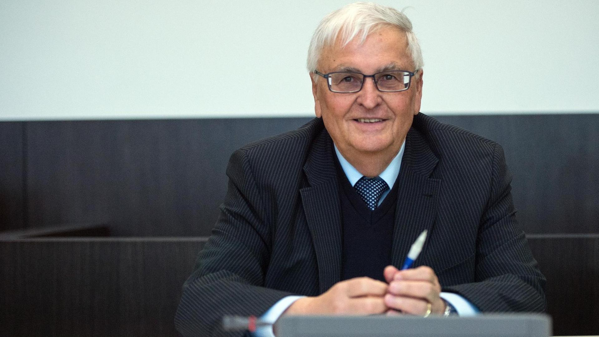 Der ehemalige DFB-Präsident Theo Zwanziger sitzt am 02.02.2016 in Düsseldorf (Nordrhein-Westfalen) im Gerichtssaal. Der ehemalige DFB-Präsident Theo Zwanziger sitzt am 02.02.2016 in Düsseldorf (Nordrhein-Westfalen) im Gerichtssaal.