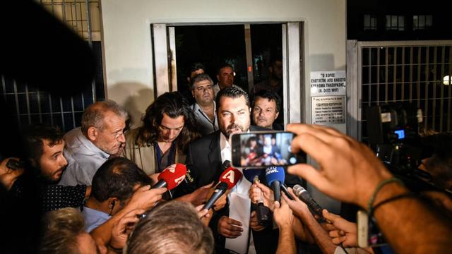 Lefteris Kretsos, Staatssekretär für Medien und Kommunikation, gibt am 2. September das Ergebnis der Versteigerung der Lizenzen für vier Fernsehsender bekannt.