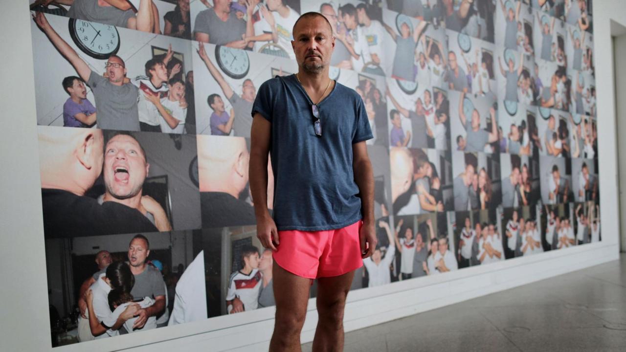 dpatopbilder Der Fotograf Juergen Teller steht am 09.06.2016 in Bonn (Nordrhein-Westfalen) in der Bundeskunsthalle vor einem seiner Werke. Die Ausstellung "Enjoy Your Life" des Fotografen Juergen Teller ist vom 10.6.-25.9.2016 in der Bundeskunsthalle zu sehen. Foto: Oliver Berg/dpa | Verwendung weltweit dpatopbilder Der Fotograf Juergen Teller steht am 09.06.2016 in Bonn (Nordrhein-Westfalen) in der Bundeskunsthalle vor einem seiner Werke. Die Ausstellung "Enjoy Your Life" des Fotografen Juergen Teller ist vom 10.6.-25.9.2016 in der Bundeskunsthalle zu sehen. Foto: Oliver Berg/dpa | Verwendung weltweit