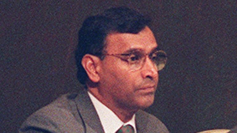 Der UN-Diplomat Jayantha Dhanapala aus Sri Lanka wurde international bekannt, als er 1995 als Vorsitzender einer großen UN-Konferenz den Vertrag über die unbegrenzte Gültigkeit des Atomsperrvertrags unter Dach und Fach brachte. Der UN-Diplomat Jayantha Dhanapala aus Sri Lanka wurde international bekannt, als er 1995 als Vorsitzender einer großen UN-Konferenz den Vertrag über die unbegrenzte Gültigkeit des Atomsperrvertrags unter Dach und Fach brachte.