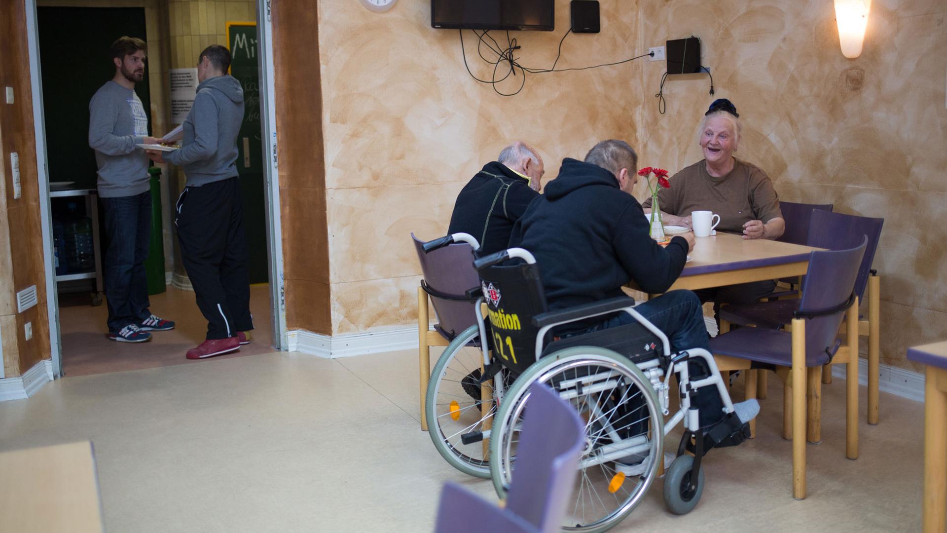 Patienten sitzen in der Krankenstube der Hamburger Caritas beim Mittagessen. Patienten sitzen in der Krankenstube der Hamburger Caritas beim Mittagessen.