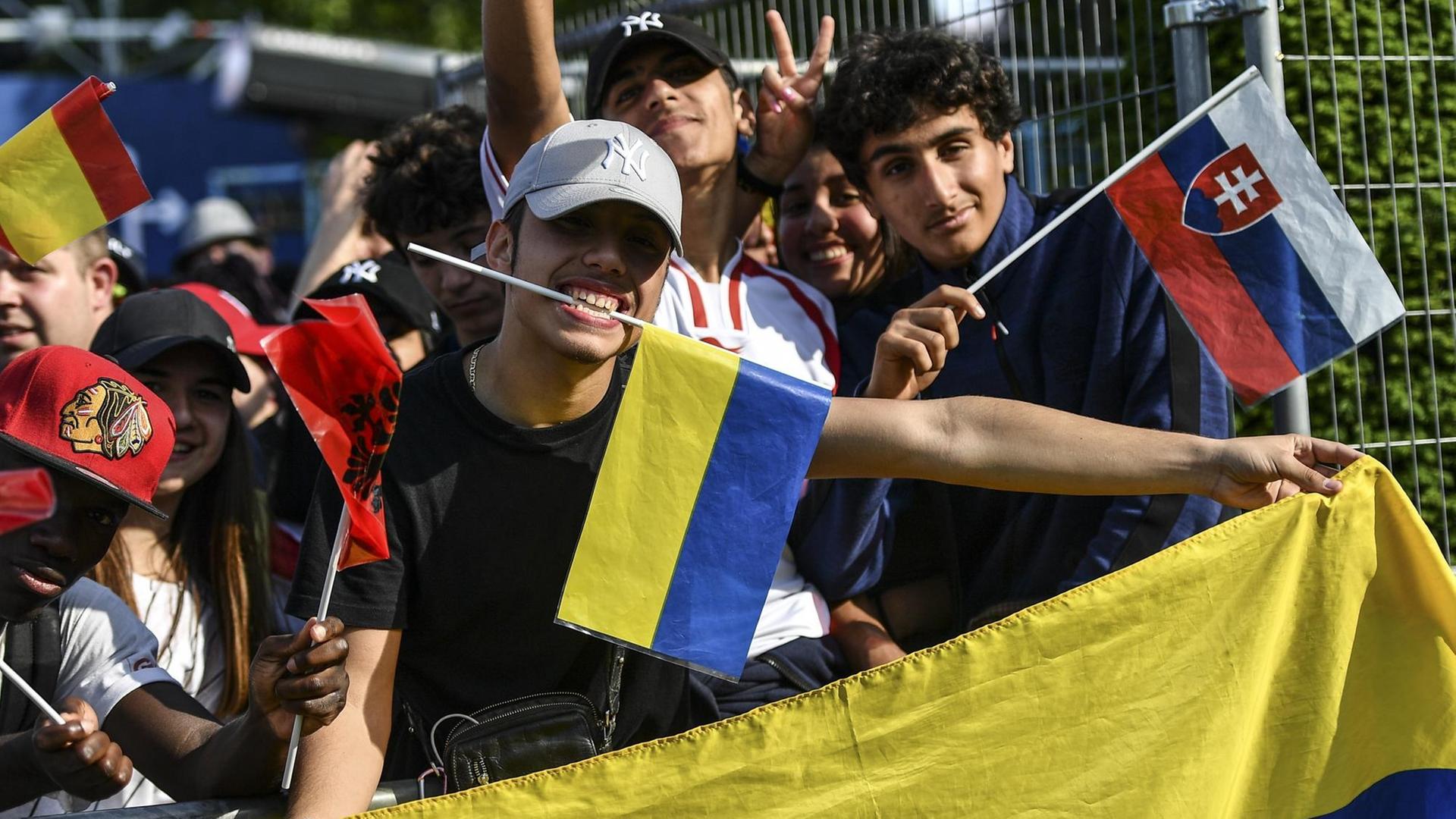 Fans unterschiedlicher Nationalitäten in der Fanzone am Eiffelturm in Paris.