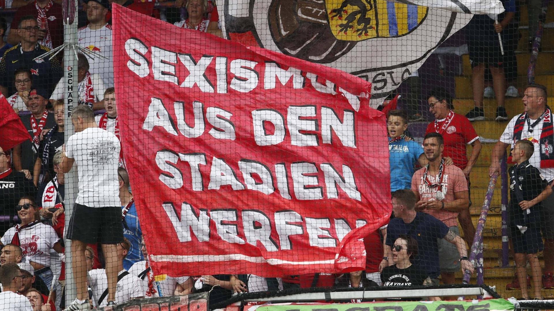 Fans von RB Leipzig mit der Fahne: "Sexismus aus den Stadien werfen" Fans von RB Leipzig mit der Fahne: "Sexismus aus den Stadien werfen"