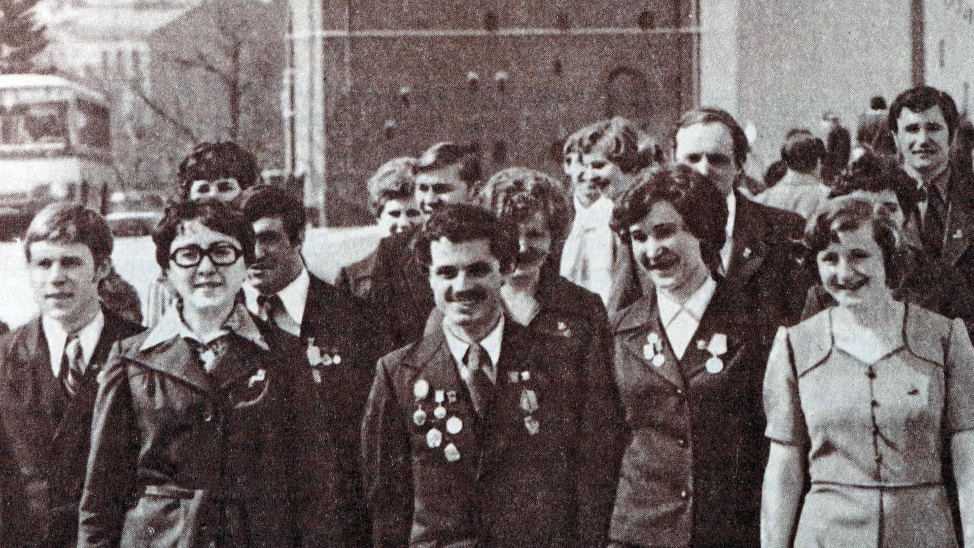 Ein Schwarz-Weiß-Foto zeigt Delegierte beim 8. Kongress der Jugendorganisation Komsomol im April 1978 in Moskau Ein Schwarz-Weiß-Foto zeigt Delegierte beim 8. Kongress der Jugendorganisation Komsomol im April 1978 in Moskau