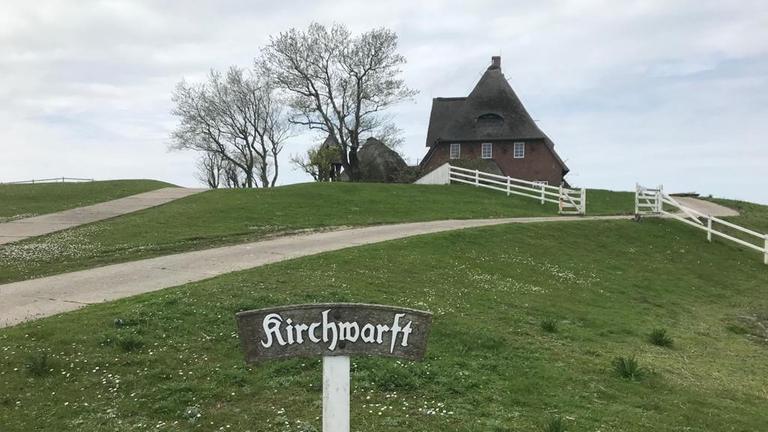 Kirchwarft auf der Hallig Hooge. Kirchwarft auf der Hallig Hooge.
