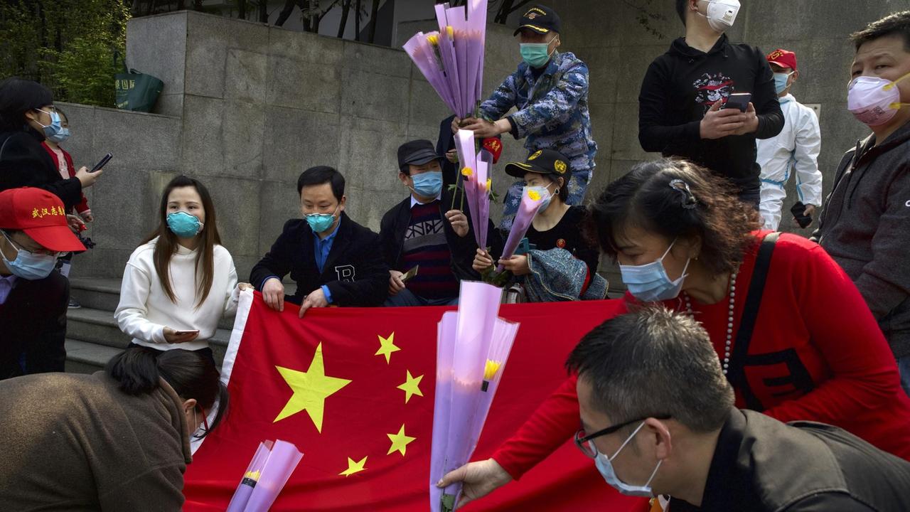 In der chinesischen Stadt Wuhan in der Provinz Hubei wird der Corona-Toten gedacht. In der chinesischen Stadt Wuhan in der Provinz Hubei wird der Corona-Toten gedacht.