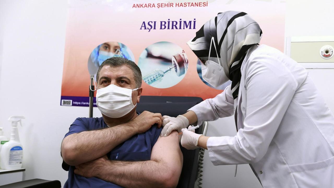 Der türkische Gesundheitsminister Koca lässt sich in Ankara gegen das Coronavirus impfen. Der türkische Gesundheitsminister Koca lässt sich in Ankara gegen das Coronavirus impfen.
