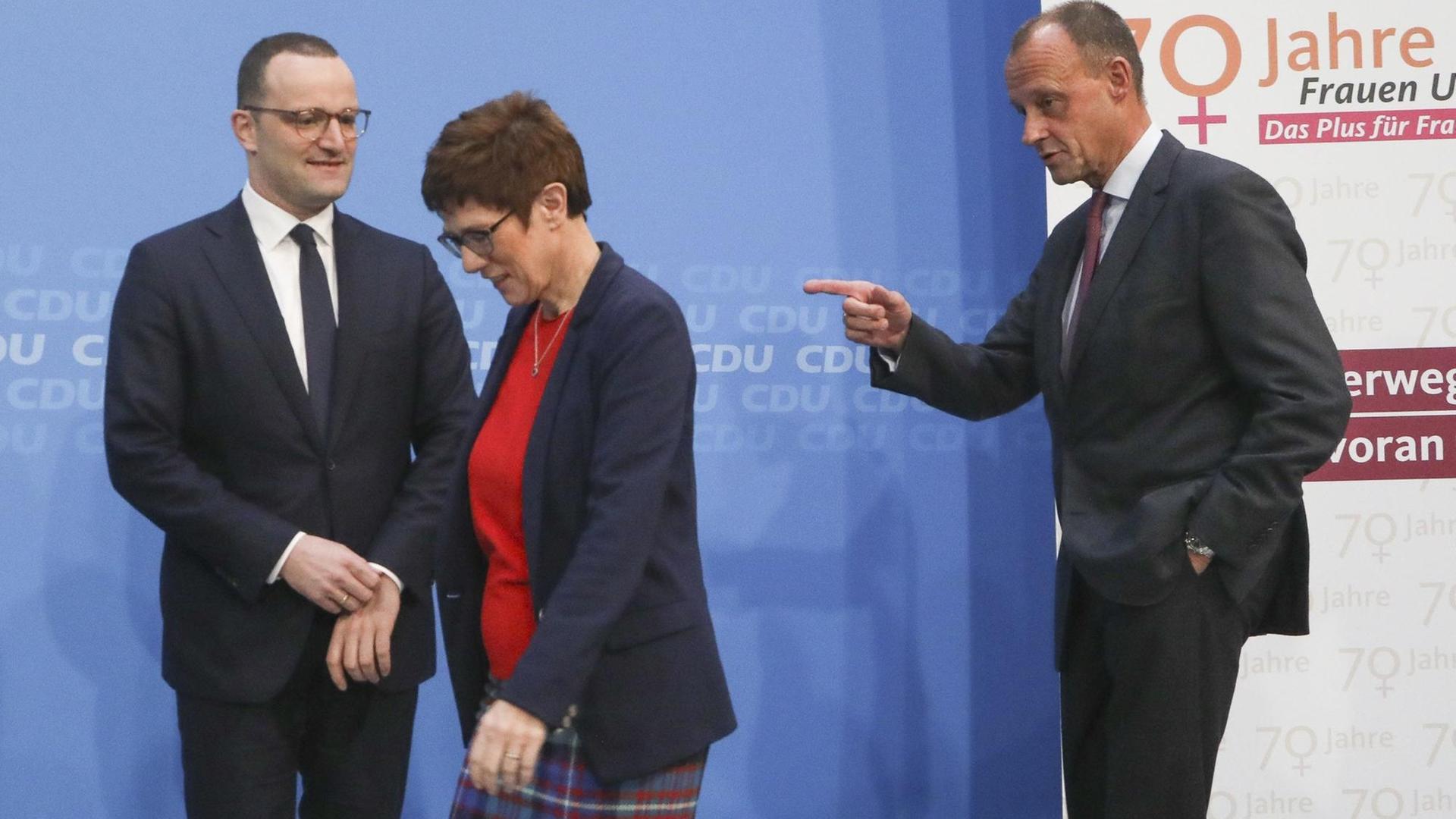 Jens Spahn, Annegret Kramp-Karrenbauer und Friedrich Merz bei ihrer Vorstellung als Kandidaten für CDU-Bundesvorsitz beim Bundesvorstand der Frauen-Union im Konrad-Adenauer-Haus am in Berlin. Jens Spahn, Annegret Kramp-Karrenbauer und Friedrich Merz bei ihrer Vorstellung als Kandidaten für CDU-Bundesvorsitz beim Bundesvorstand der Frauen-Union im Konrad-Adenauer-Haus am in Berlin.