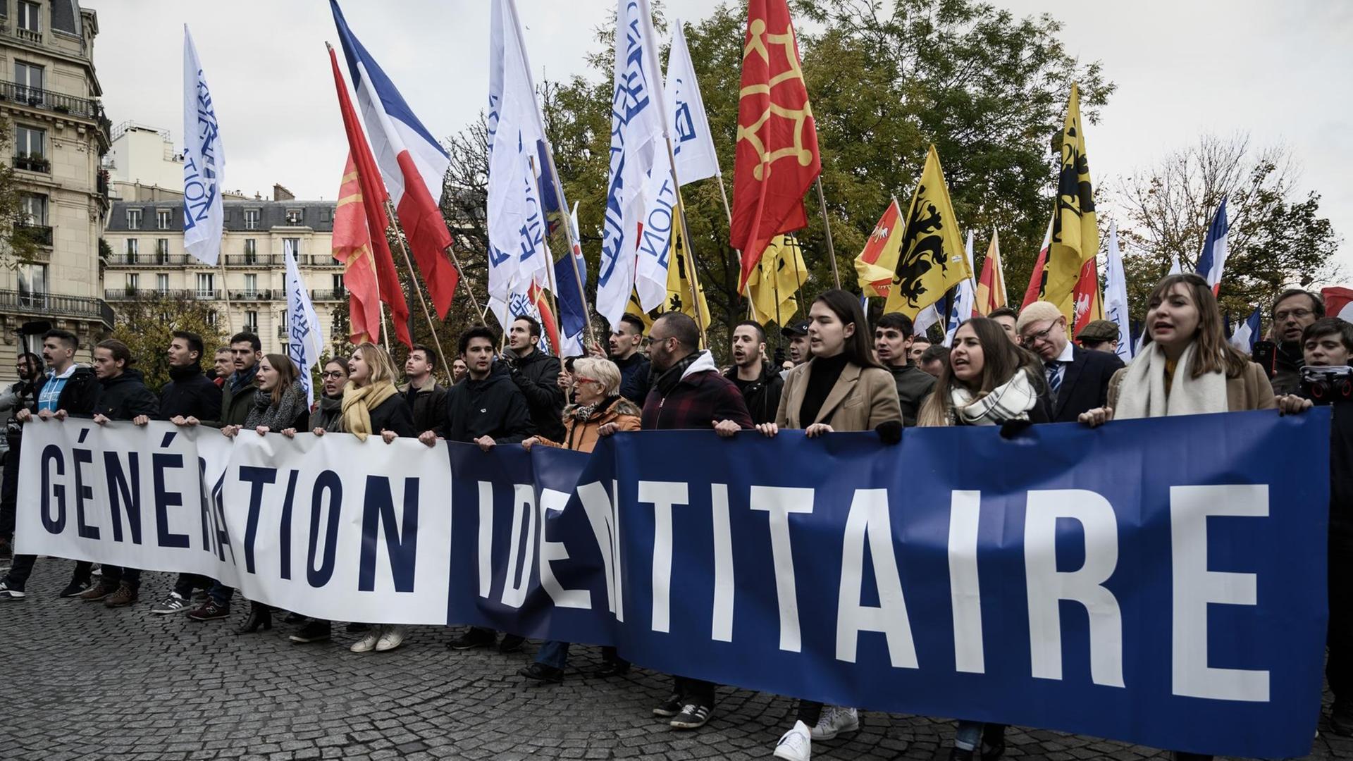 Génération identitaire demonstrieren im November 2020 in Paris. Génération identitaire demonstrieren im November 2020 in Paris.