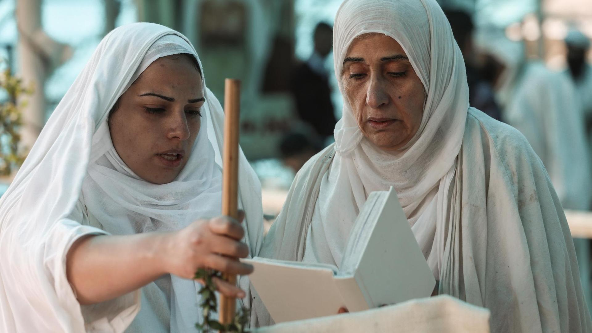 Irakische Mandäerinnen, auch bekannt als Sabierinnen, nehmen an einer traditionellen Zeremonie anlässlich des fünftägigen religiösen Feiertags Eid Al-Khalqeh (Erschaffung der Welt) am Ufer des Tigris teil. Die Mandäer sind eine der ältesten Religionsgemeinschaften der Welt. Irakische Mandäerinnen, auch bekannt als Sabierinnen, nehmen an einer traditionellen Zeremonie anlässlich des fünftägigen religiösen Feiertags Eid Al-Khalqeh (Erschaffung der Welt) am Ufer des Tigris teil. Die Mandäer sind eine der ältesten Religionsgemeinschaften der Welt.