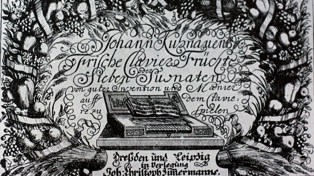 Titelblatt einer Notensammlung, bei dem um ein historisches Tasteninstrument eine Blüten- und Weingirlande gezeichnet ist, die sich mit den verschnörkelten Schriftzügen des Sammlungstitels zu verbinden scheint.
