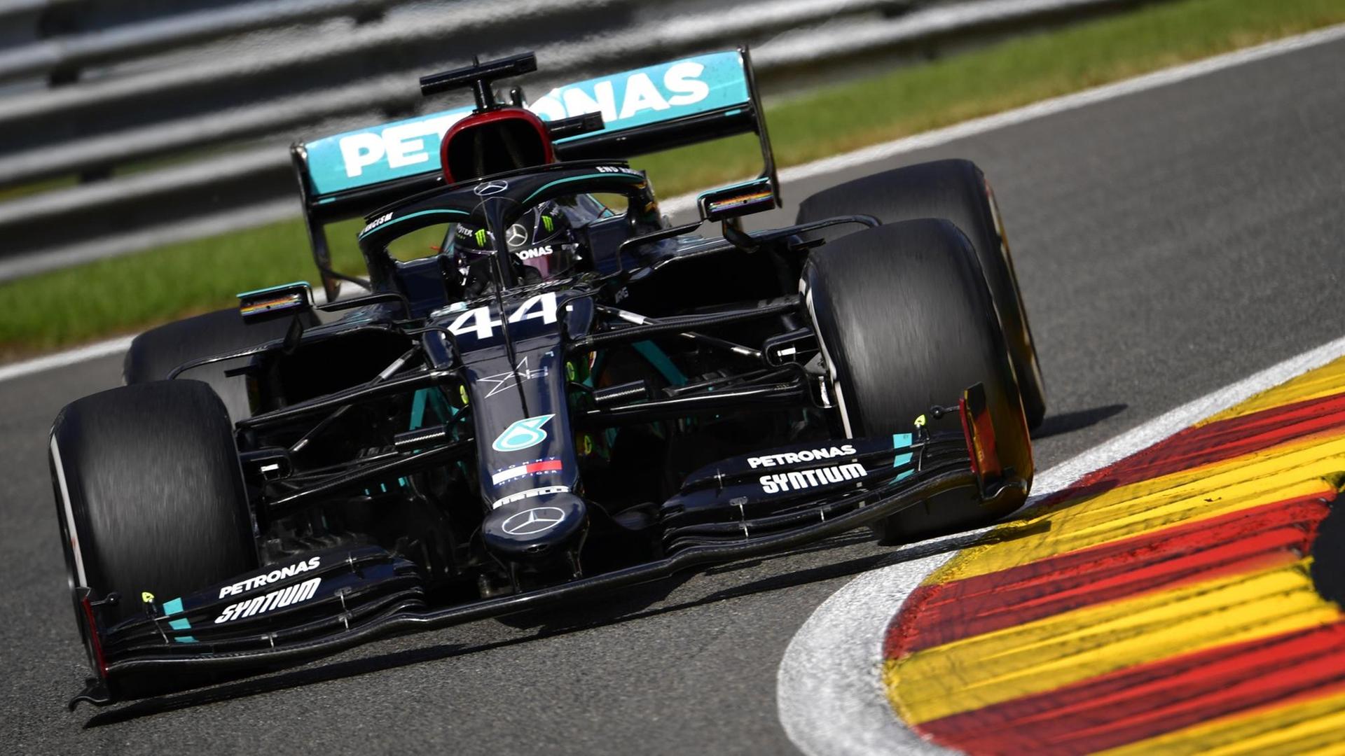 Lewis Hamilton in seinem Mercedes-Rennwagen Lewis Hamilton in seinem Mercedes-Rennwagen