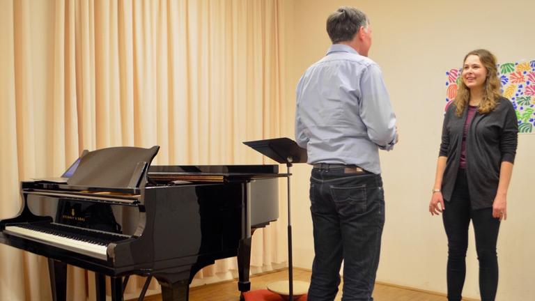 Gesangslehrer Martin Hundelt und seine Studentin, die Sopranistin Frederike Jancke, stehen einander gegenüber im Unterricht an der Musikhochschule Lübeck. Gesangslehrer Martin Hundelt und seine Studentin, die Sopranistin Frederike Jancke, stehen einander gegenüber im Unterricht an der Musikhochschule Lübeck.