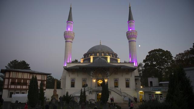 Die Sehitlik-Moschee am Berliner Columbiadamm am Tag der offenen Moschee zur blauen Stunde.