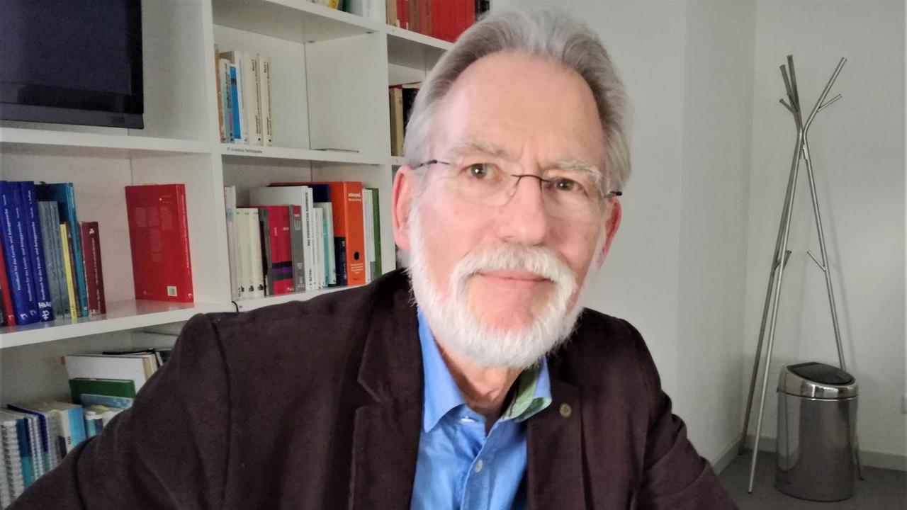 Der Präsident der Baukammer Berlin, Ralf Ruhnau, sitzt an seinem Schreibtisch und schaut in die Kamera. Der Präsident der Baukammer Berlin, Ralf Ruhnau, sitzt an seinem Schreibtisch und schaut in die Kamera.